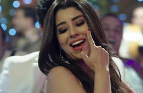 آيتن عامر في لقطة من كليب &quot;ابعد عني&quot;