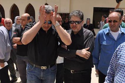 تامر أمين وشقيقه علاء أثناء بعد صلام الجنازة