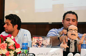 مع "دمية" أبو حفيظة