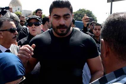 خالد سليم اثناء تشيع جثمان والده