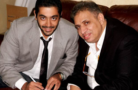 فلوكس والسبكي لحظة توقيع العقد