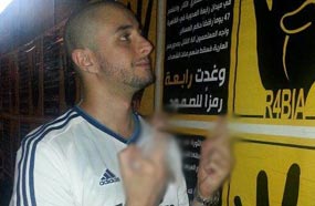 أحمد الفيشاوي يستخدم اشارة خارجة للتعبير عن استيائه من اعتصام رابعة (الإشارة تم إخفائها مراعاة لعدم خدش حياء قراء FilFan.com)