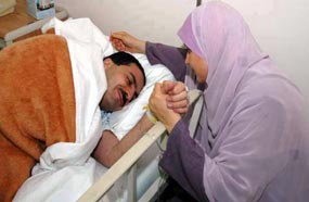 صورة أرشيفية لإجراء عمرو خالد لعملية المرارة