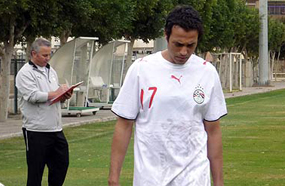 يوسف الشريف في &quot;العالمي&quot; ويظهر خلفه كابتن شوقي غريب