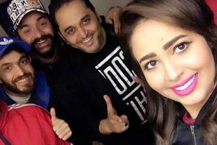 ​انتهت المطربة رنا سماحةمن تسجيل أول ألبوماتها الغنائية ونشرت صورة من داخل الاستديو وعلقت عليها "فركش ألبوم الحمد لله".
