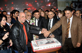 كريم محسن وتامر حسني يقطعان تورتة "كل الكلام" مع الحضور