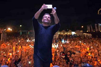 آخر صورة التقطها عمرو دياب لنفسه في حفله الأخير بـ"موسى كوست"