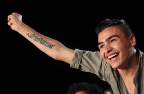 أحد &quot;الديابية&quot; يكشف عن &quot;التاتو&quot; الذي ظهر به &quot;الهضبة&quot; على غلاف ألبوم &quot;الليلة&quot;