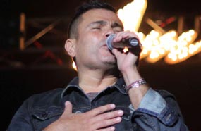 اسم عمرو دياب ينير مسرح قرية "إماريتس هايتس"