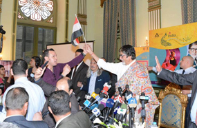 أميتاب باتشان يرفع علم مصر