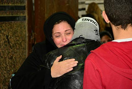 انهيار صابرين في عزاء والدها