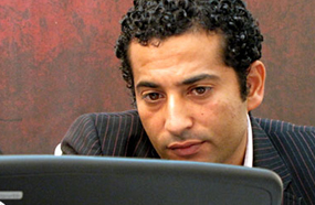 عمرو سعد يقرأ أسئلة قراء الموقع بتركيز ويجيب عليها