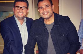 عمرو دياب أثناء الاحتفال بتوقيع العقد