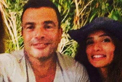 زينة وشقيقتها ياسمين مع عمرو دياب من الساحل الشمالي