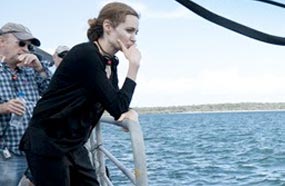 أنجلينا جولي أثناء متابعة التصوير