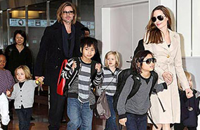 أنجلينا جولي وبراد بيت وأطفالهما