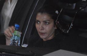 لحظة وصول أصالة لسرادق العزاء عقب صلاة المغرب