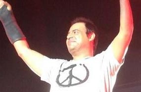 عاصي الحلاني يغني بذراعه المكسور