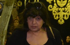 فيفي عبده بدون ماكياج في عزاء خالد صالح