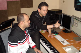 أحمد عادل وعزيز الشافعي أثناء تسجيل الأغنية