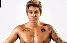 جستين بيبر يقف استعدادا لرشقه بالبيض