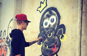 جستين بيبر يرسم الجرافيتي على الحائط
