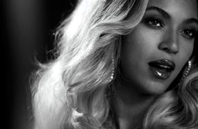 بيونسيه تغني مع الفتاة الصغيرة على المسرح