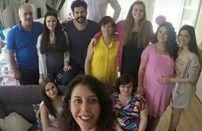 صورة لبالي بيك ونجلا وسط أسرته