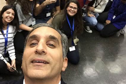 باسم يوسف  في Selfie مع الحضور بالندوة