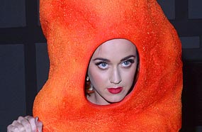 كاتي بيري متنكرة في شكل &quot;الشيتوس&quot;