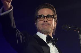 براد بيت يقدم ريانا