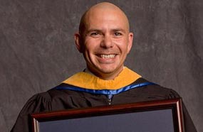 بيتبول مع الدكتوراه الفخرية