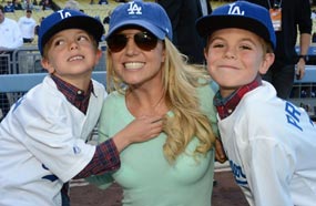 بريتني سبيرز مع طفليها