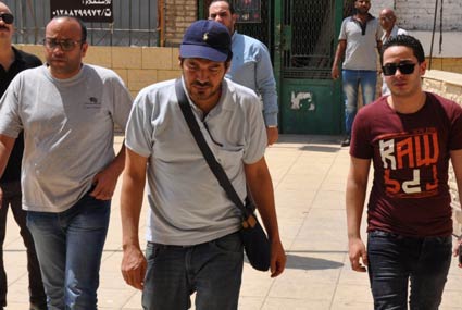  باسم سمرة يشيع جثمان والده