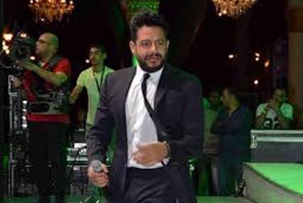 محمد حماقي في حفله بالغردقة مؤخرا