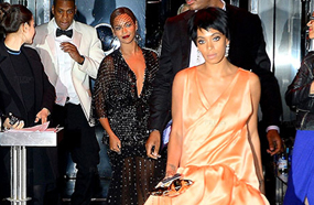 سولانج وبيونسيه وجاي زي أثناء خروجهم من المصعد بعد واقعة الضرب