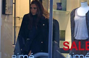 فيكتوريا بيكهام في أحد المحلات بلندن