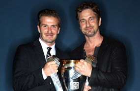 جيرارد بتلر وديفيد بيكام مع كأس الدوري الأمريكي