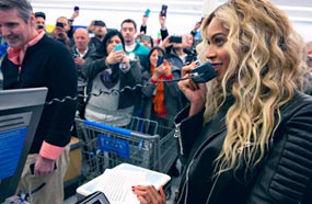 بيونسيه تمنح الهدايا لكل رواد المتجر