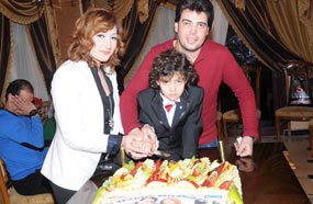 بوسي تحتفل مع ابنها يس بعيد ميلاده‎