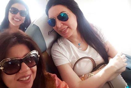 بوسى شلبى وعبير صبرى وهبه الأباصيرى على متن الطائرة