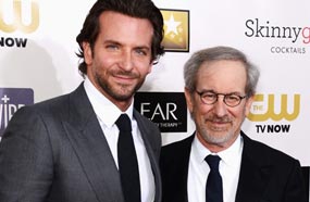 ستيفن سبيلبرج مع برادلي كوبر 