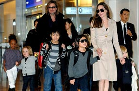 أنجيلينا جولي وبراد بيت وأبنائهم