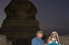 زاهي حواس مع بيونسيه في الأهرامات