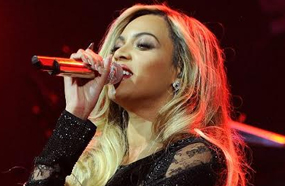 بيونسيه متألقة بفستانها الأسود في الحفل