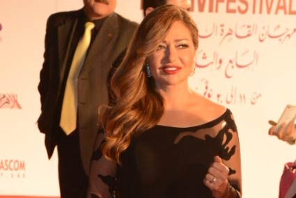 ليلى علوي وفستان ممزوج بين الأسود والأبيض من تصميم هاني البحيري