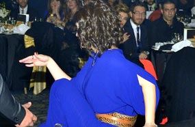 كندة علوش لحظة سقوطها بالمهرجان
