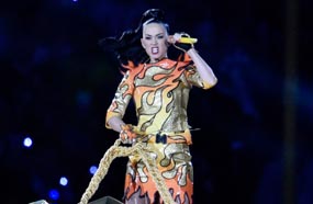 كاتي بيري تدخل المسرح بأسدها الذهبي