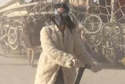 كاتي بيري في صحراء نيفادا لحضور مهرجان Burning Man
