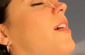 كاتي بيري تثقب أنفها